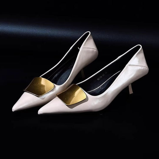 Damen Spitz zulaufende Lack‑Pumps mit niedrigem Kitten‑Absatz und dekorativer Metallapplikation Shop Nory