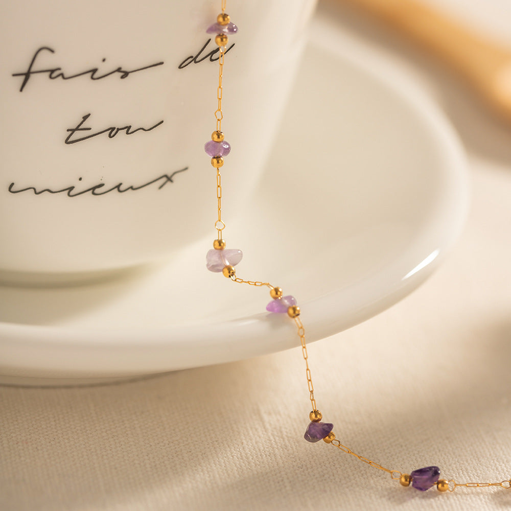 Damen Armband mit unregelmäßigen Amethyststeinen und elegantem goldfarbenem Design Shop Nory
