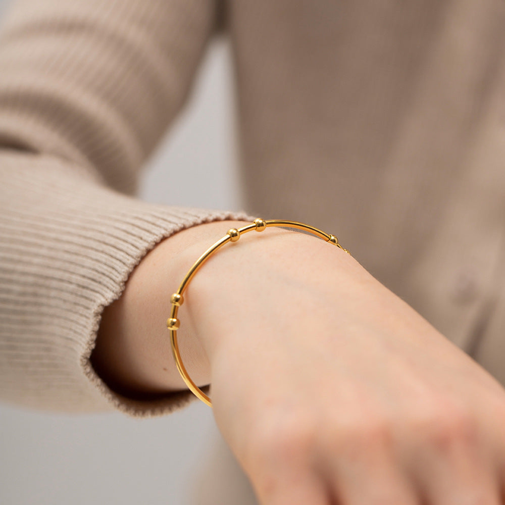 Damen Offenes Armreif mit elegantem Spiral-Design und Goldakzenten Shop Nory
