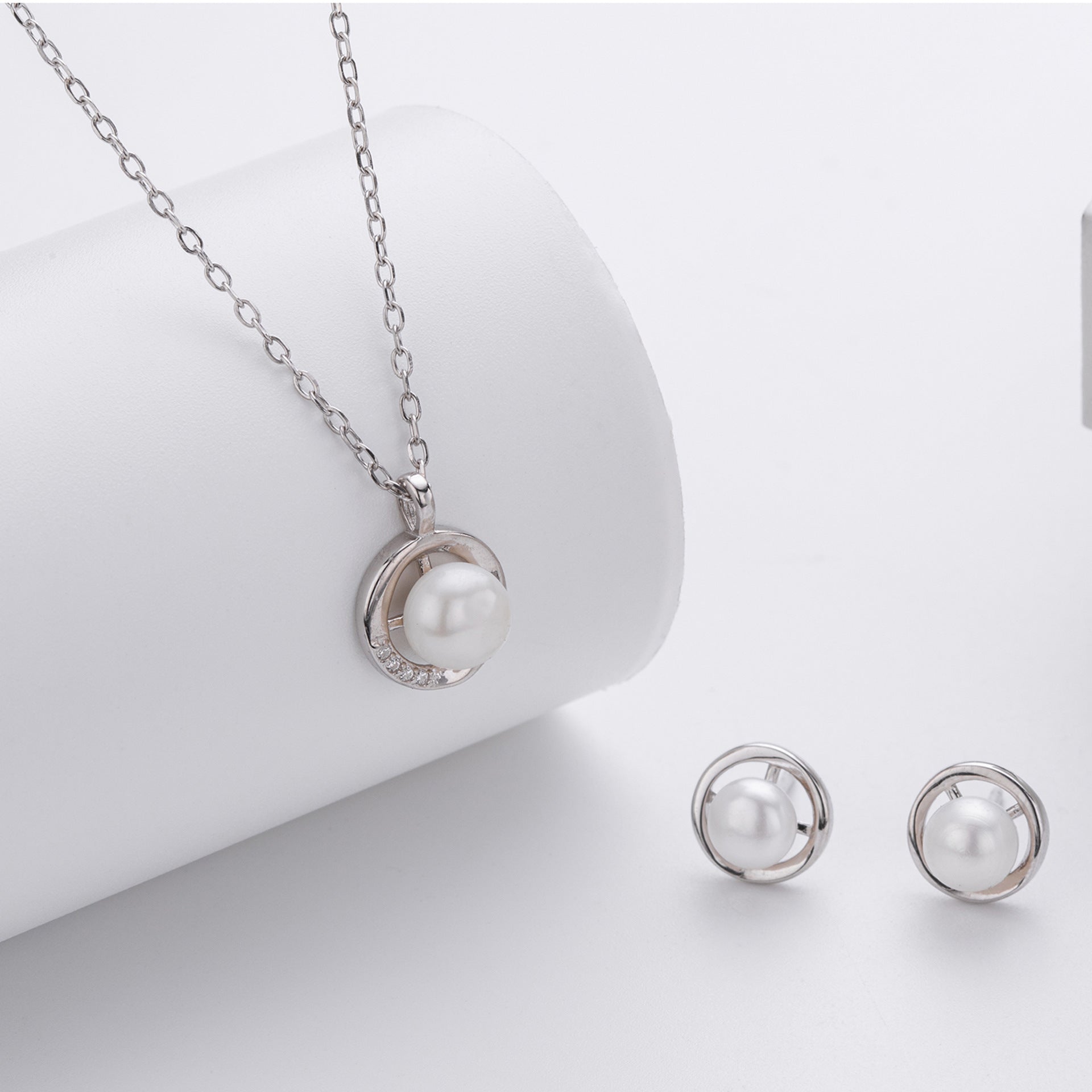 Damen Ohrstecker aus 925 Sterling Silber mit elegantem Perlendesign Shop Nory