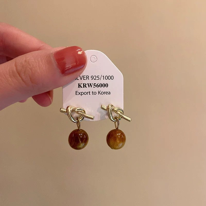 Damen Ohrringe mit einzigartigem Knoten-Design und kunstvollen Kugeln Shop Nory