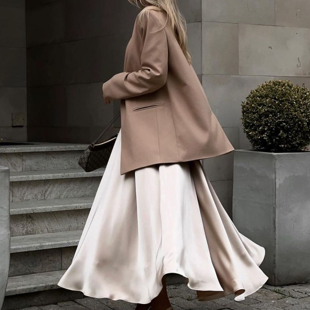 Damen Elegantes Satin-Maxikleid mit schwingendem Rock
