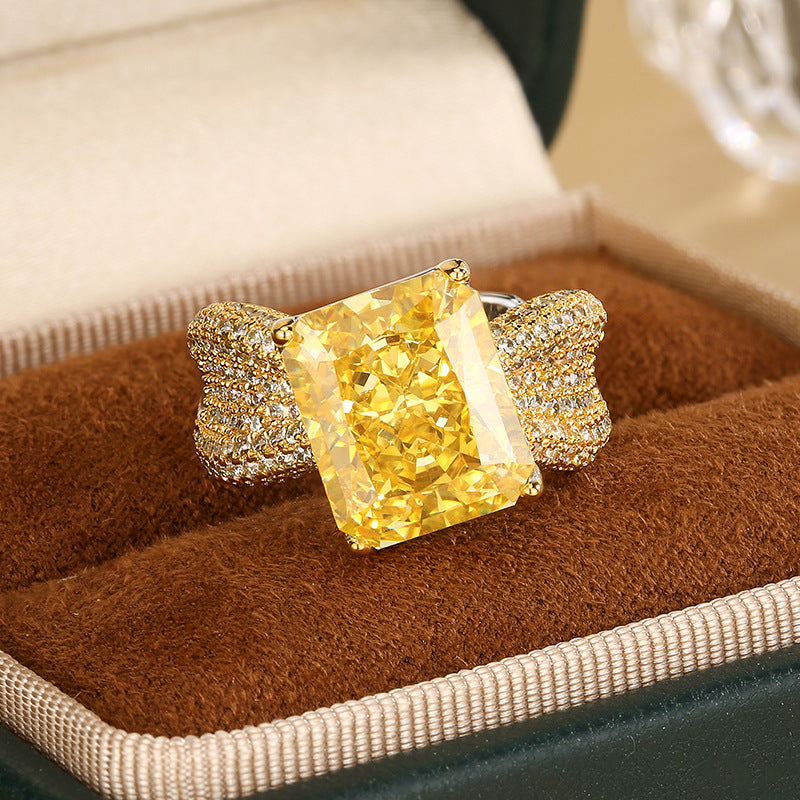 Kissen-Schliff Große Mittelstein Cocktailring mit Pavé-Kristallband