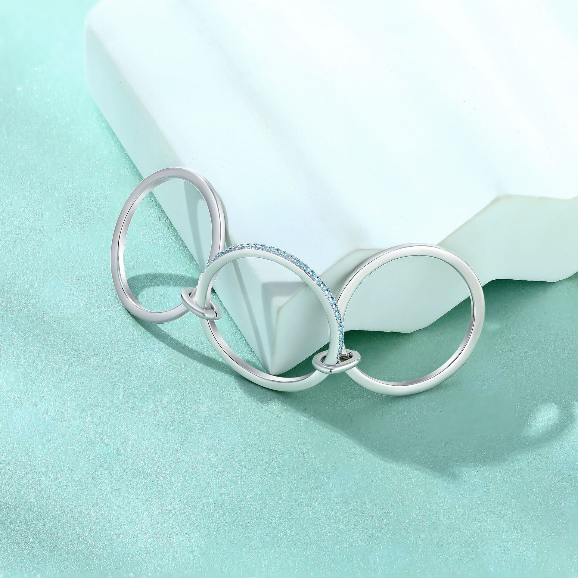 Damen Ring mit geschwungenem Design und funkelnden Zirkonia-Elementen Shop Nory