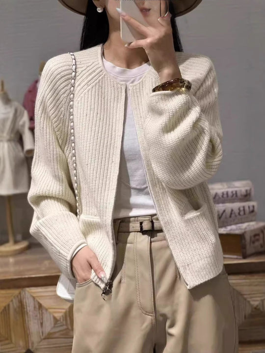 Damen Kurzgeschnittene kastige Strickjacke mit geripptem Feinstrick Ballonärmeln und aufgesetzten Eingrifftaschen Shop Nory