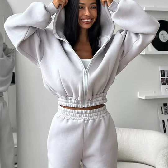 Damen Taillierter Zip-Overall im Loungewear-Stil mit Kapuze, Balloonärmeln und hoher Bundkante Shop Nory