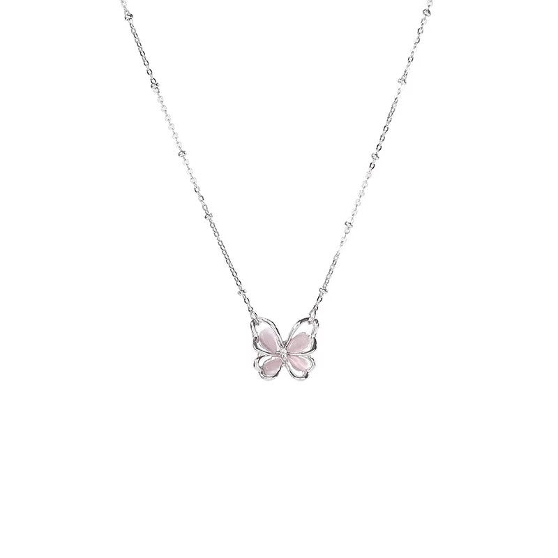 Damen Halskette mit filigranem Schmetterlingsanhänger und eleganten Details Shop Nory