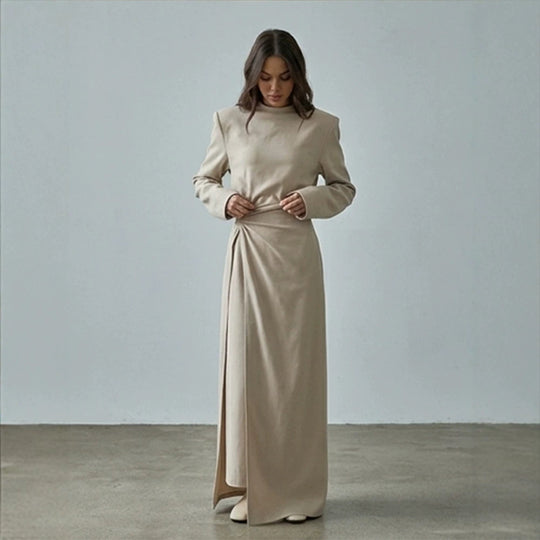 Damen Maxikleid mit taillierter Silhouette, ausgestelltem Rock und markanten Schultern Shop Nory
