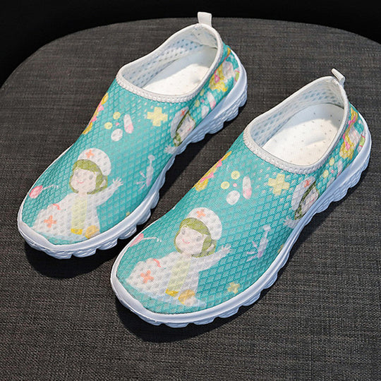 Damen Verspielte Slip-On Sneakers mit medizinischem Cartoon-Print, atmungsaktivem Mesh und gepolsterter Memory-Sohle Shop Nory