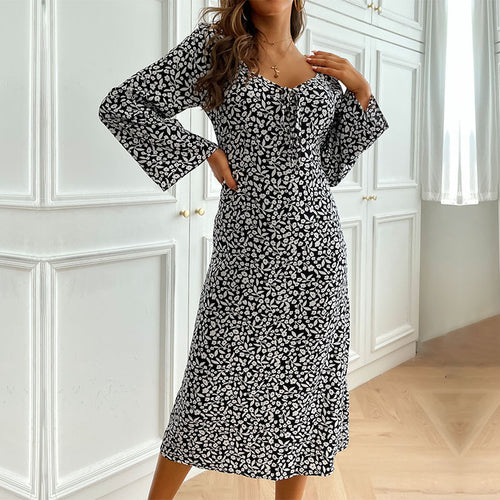 Damen Tailliertes Midikleid mit geraffter Brustnaht und Glockenärmeln Shop Nory