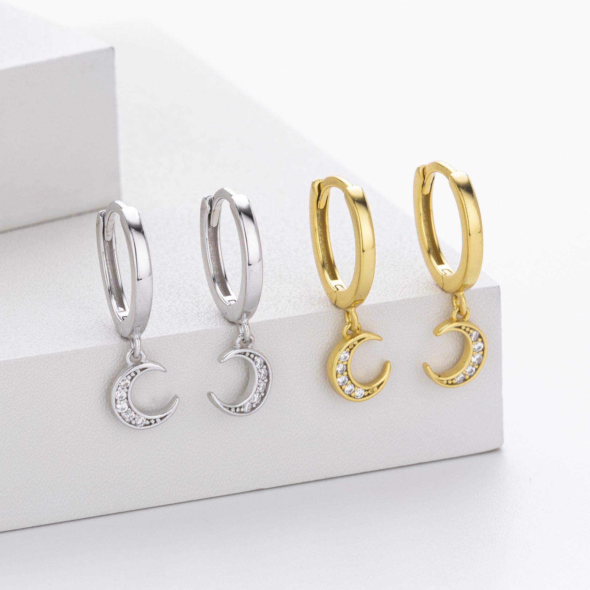 Damen Ohrhänger mit elegantem Mondanhänger und funkelnden Zirkonen Shop Nory