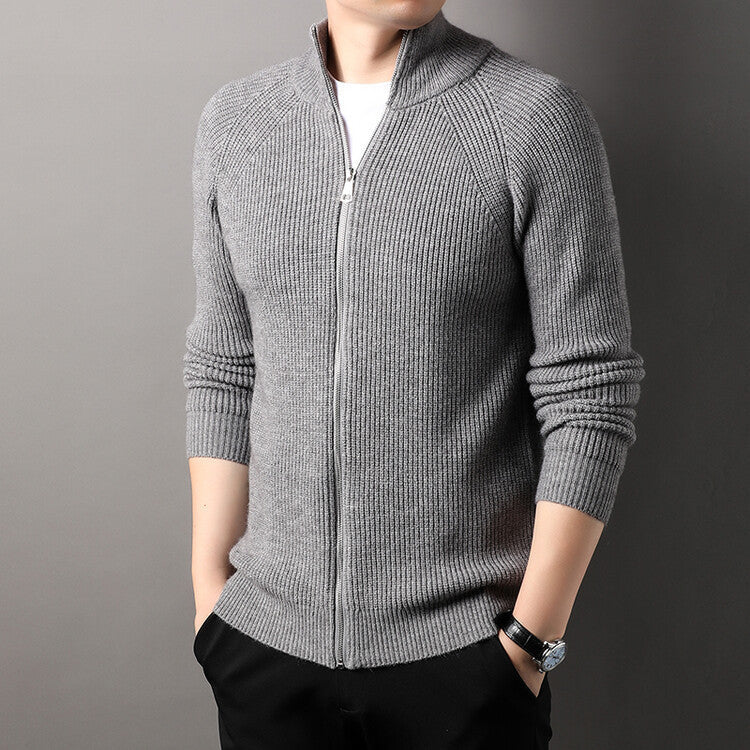 Herren Strickjacke mit hohem Kragen und unauffälligem Reißverschluss