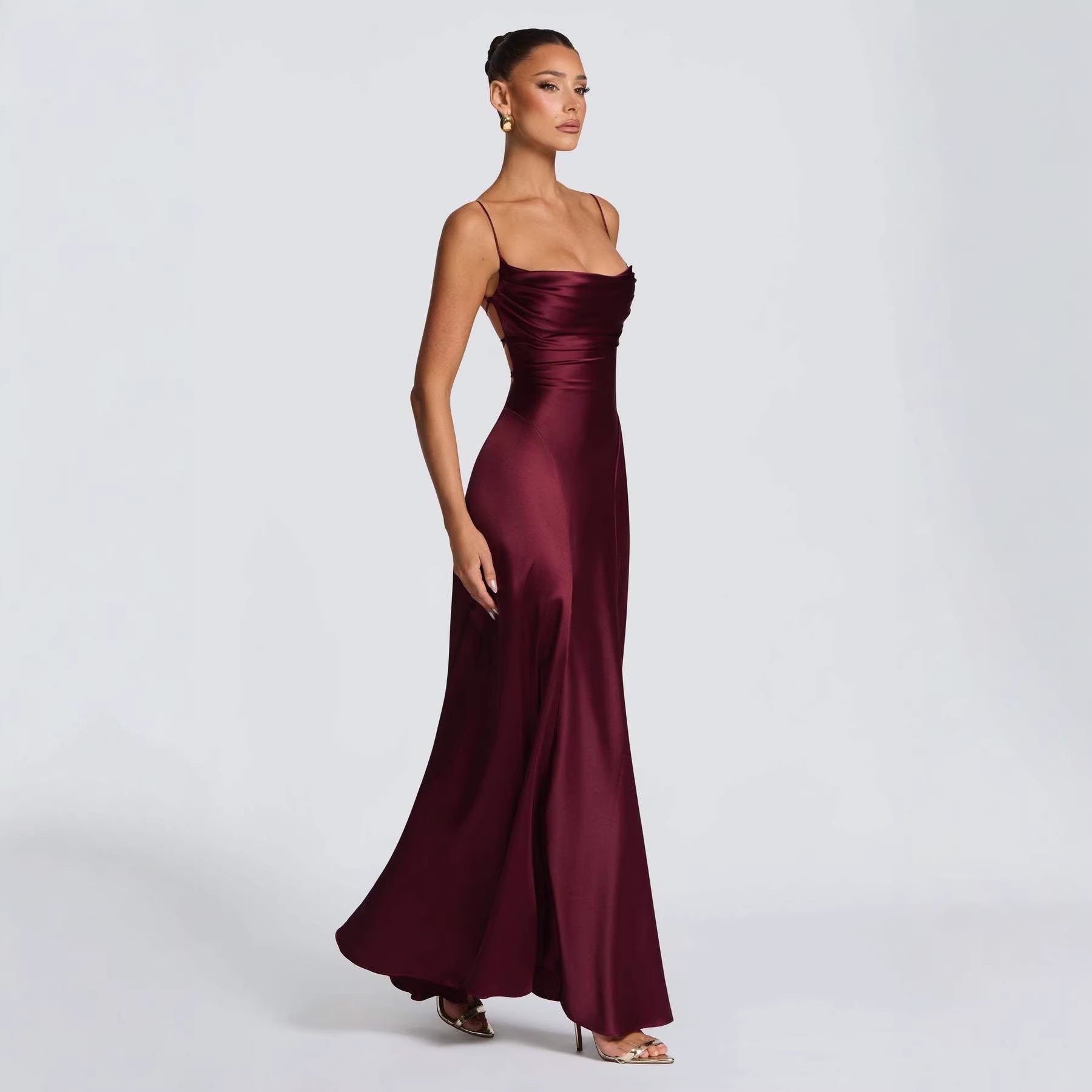 Damen Elegantes Maxikleid mit raffinierten Spaghetti-Trägern und fließendem Satin