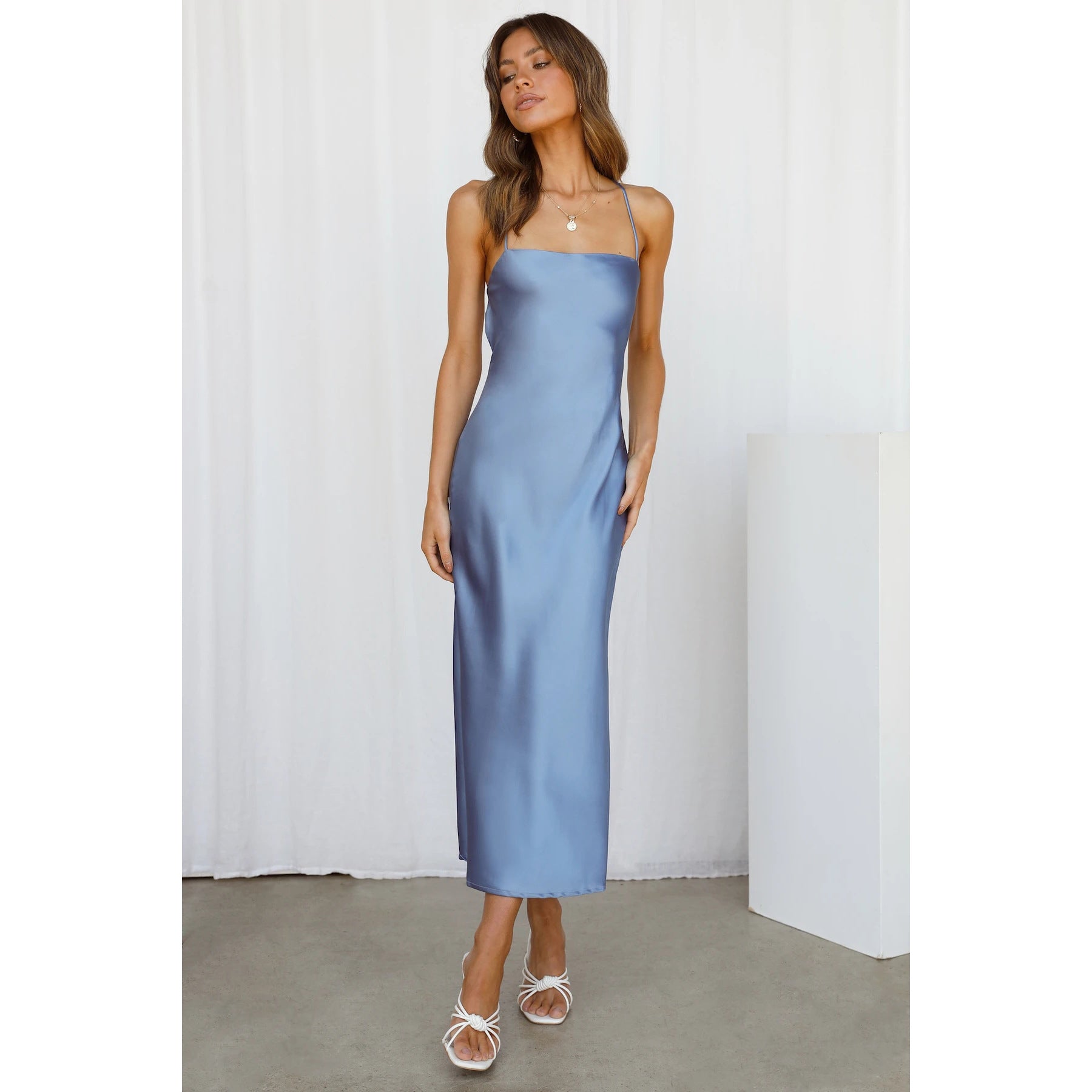 Damen Satinmaxikleid mit Schmalem Schnitt und Spaghettiträgern Shopnory