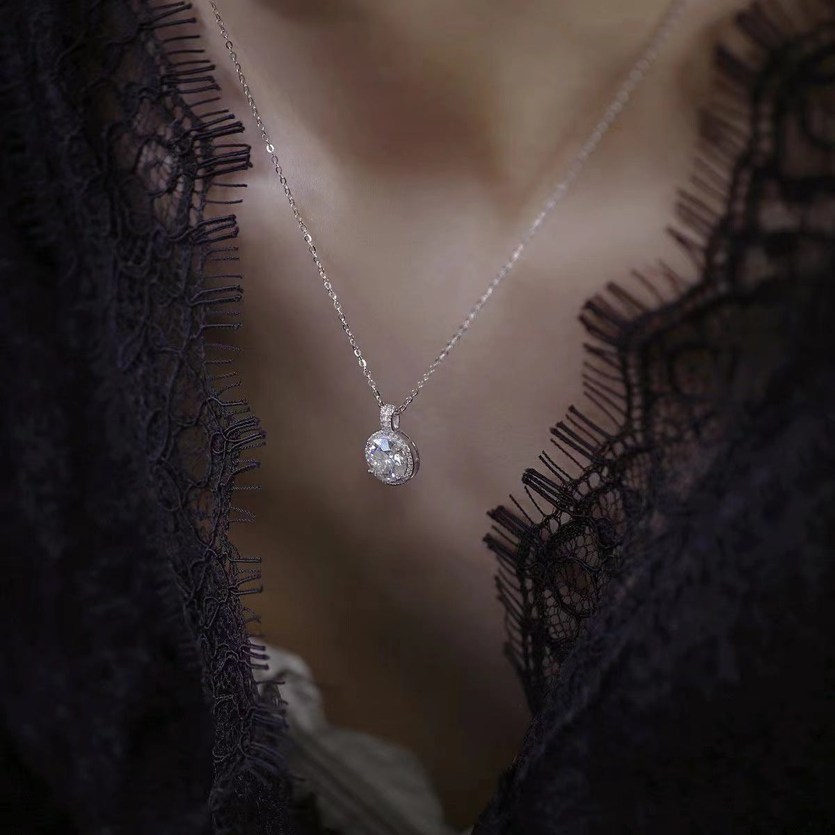 Damen Halskette mit funkelndem Zirkonia-Anhänger und feiner Gliederkette Shop Nory