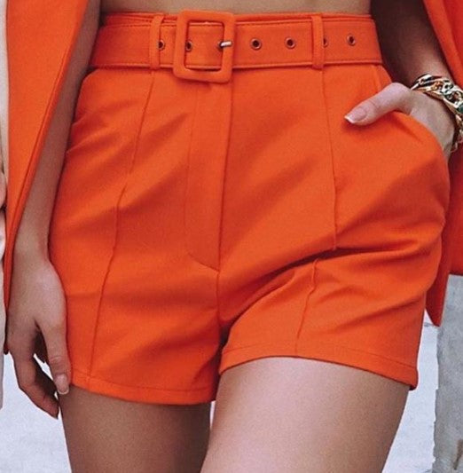 Damen Zweiteiliges maßgeschneidertes Blazer‑Set mit hochtaillierten Shorts und Gürtel Shop Nory