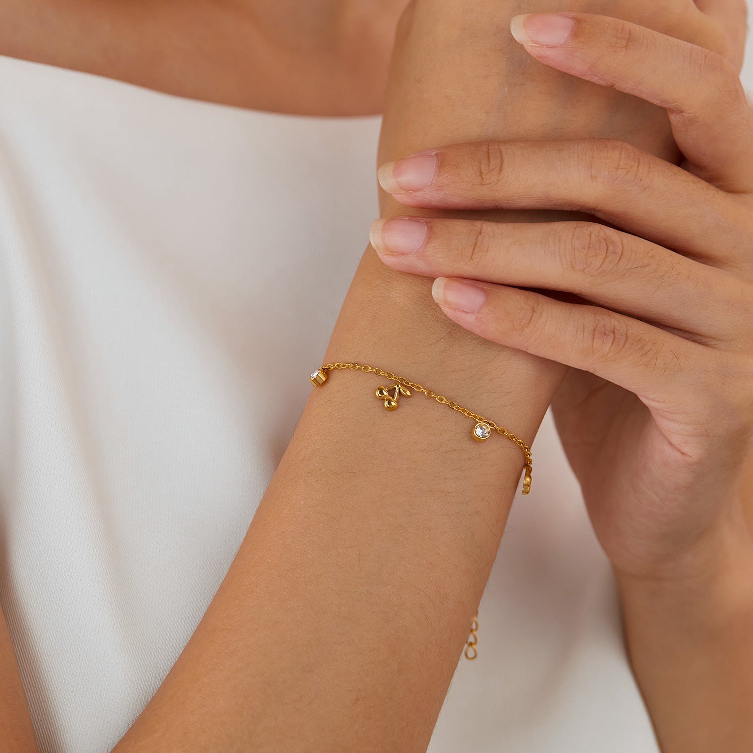 Damen Halskette mit nostalgischem Kirschmotiv und funkelndem Akzent Shop Nory