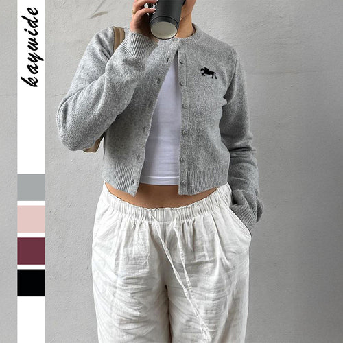 Damen nan kurzes Feinstrick-Cardigan mit Rundhalsausschnitt, durchgehender Knopfleiste und gesticktem Pferde-Logo Shop Nory