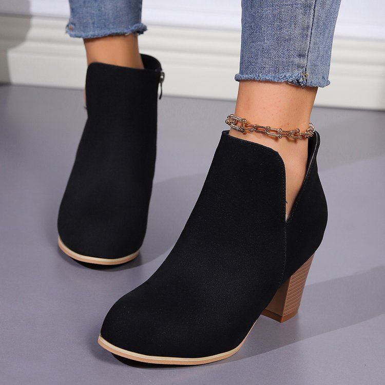 Damen Kurzstiefeletten mit V‑Ausschnitt, seitlichem Reißverschluss und robustem Blockabsatz Shop Nory