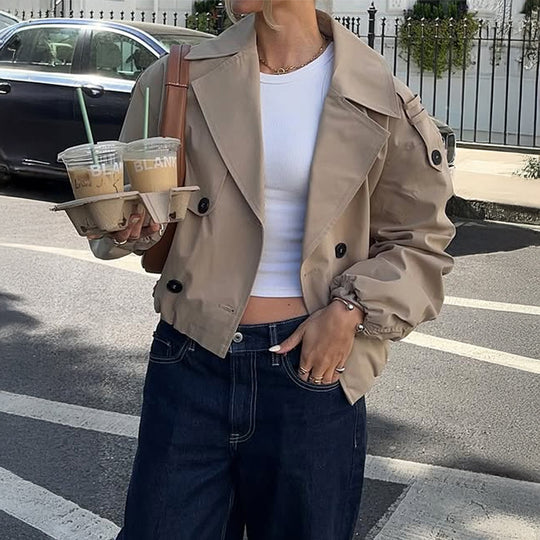 Damen nan verkürzter Trenchcoat mit doppelt geknöpfter Vorderseite, weitem Revers und elastischen Manschetten Shop Nory