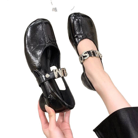 Damen Mary-Jane-Ballerinas mit dekorativem Schmuckriemen, gerundetem Zehenbereich und niedrigem Blockabsatz Shop Nory