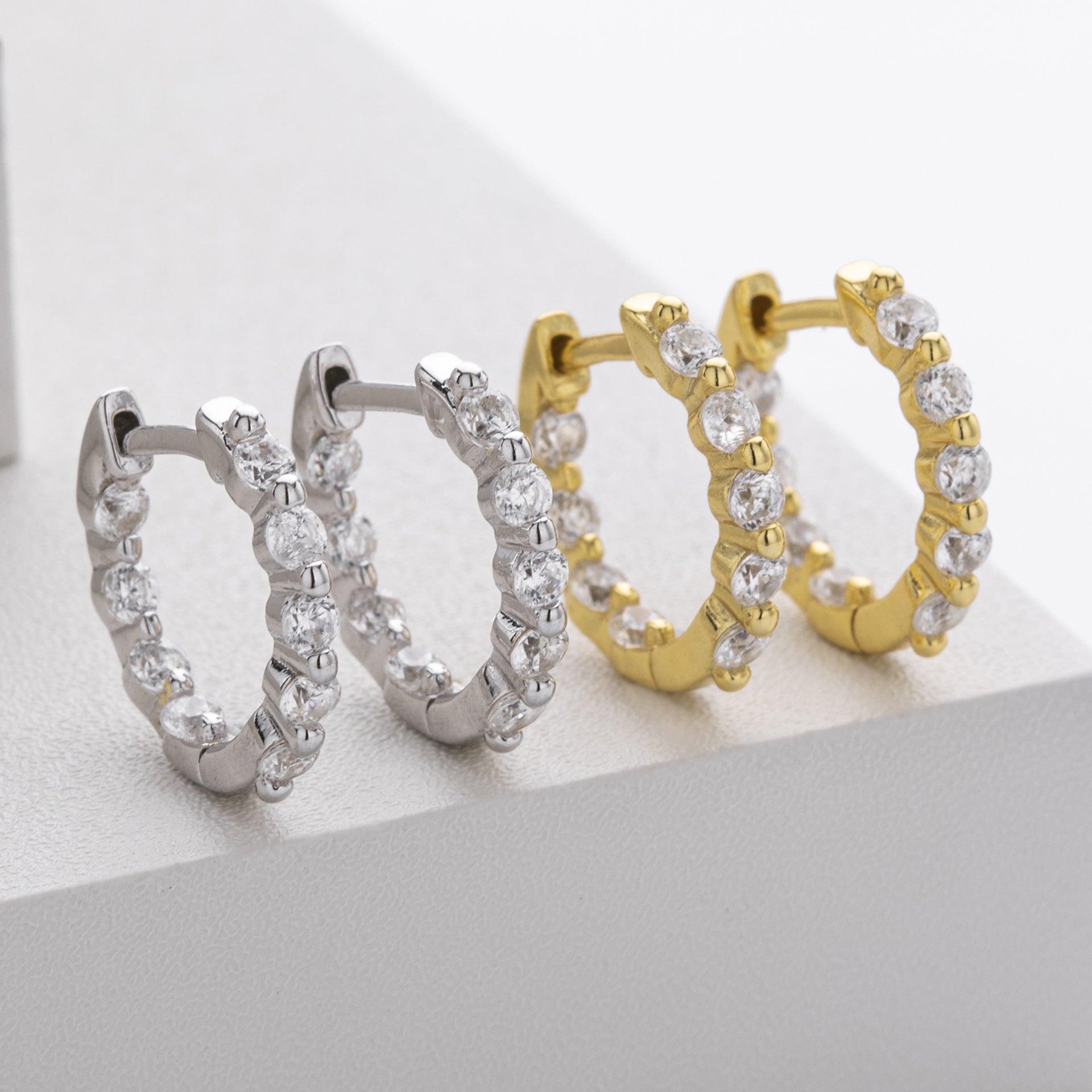 Damen Creolen mit strahlenden Zirkonsteinen aus hochwertigem 925 Sterling Silber Shop Nory