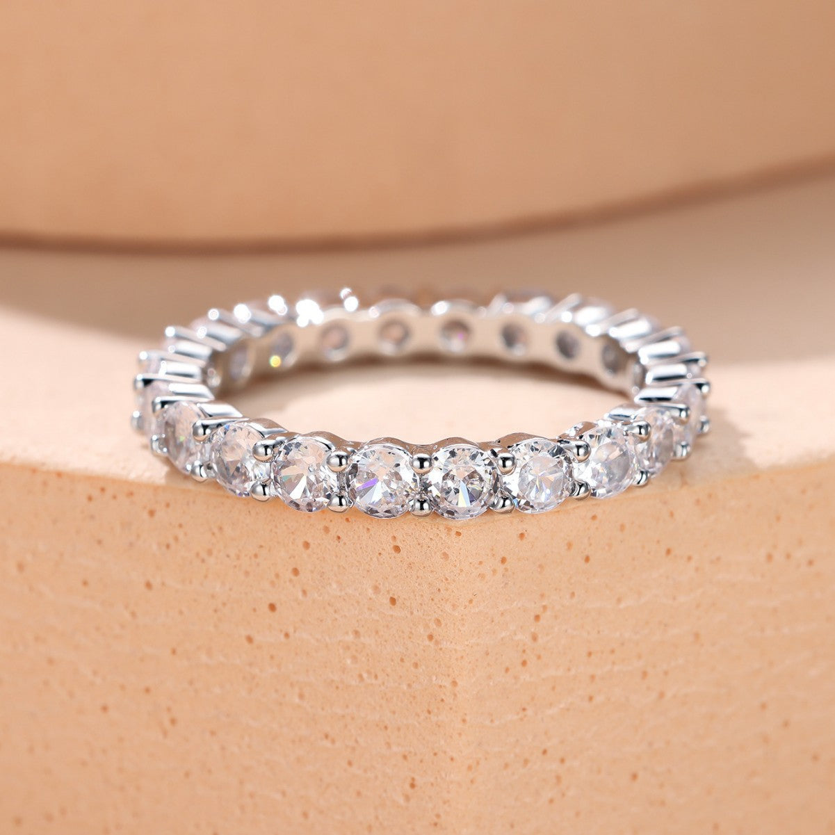 Damen Ring mit funkelnden Zirkonia in eleganter Fassung Shop Nory