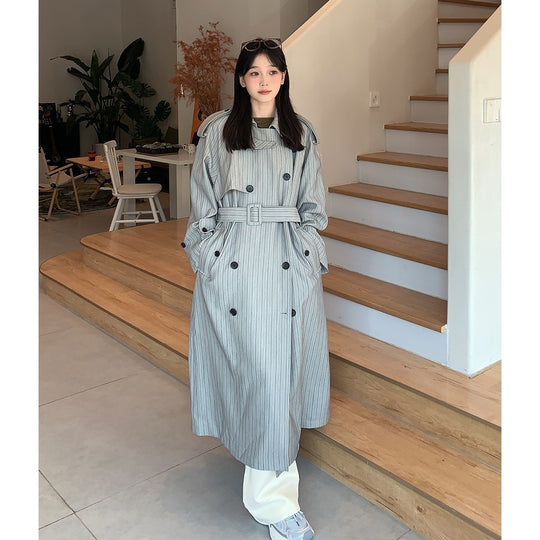 Damen Langer Nadelstreifen-Trenchcoat mit Bindegürtel Schulterpatten und ausgestelltem Saum Shop Nory