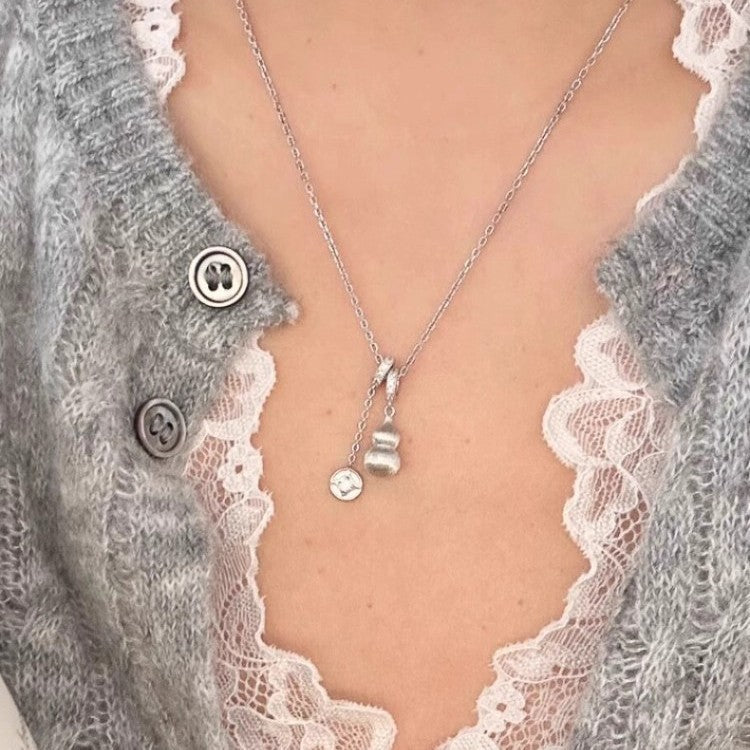 Damen Halskette mit kunstvollem Anhänger und funkelnden Details Shop Nory