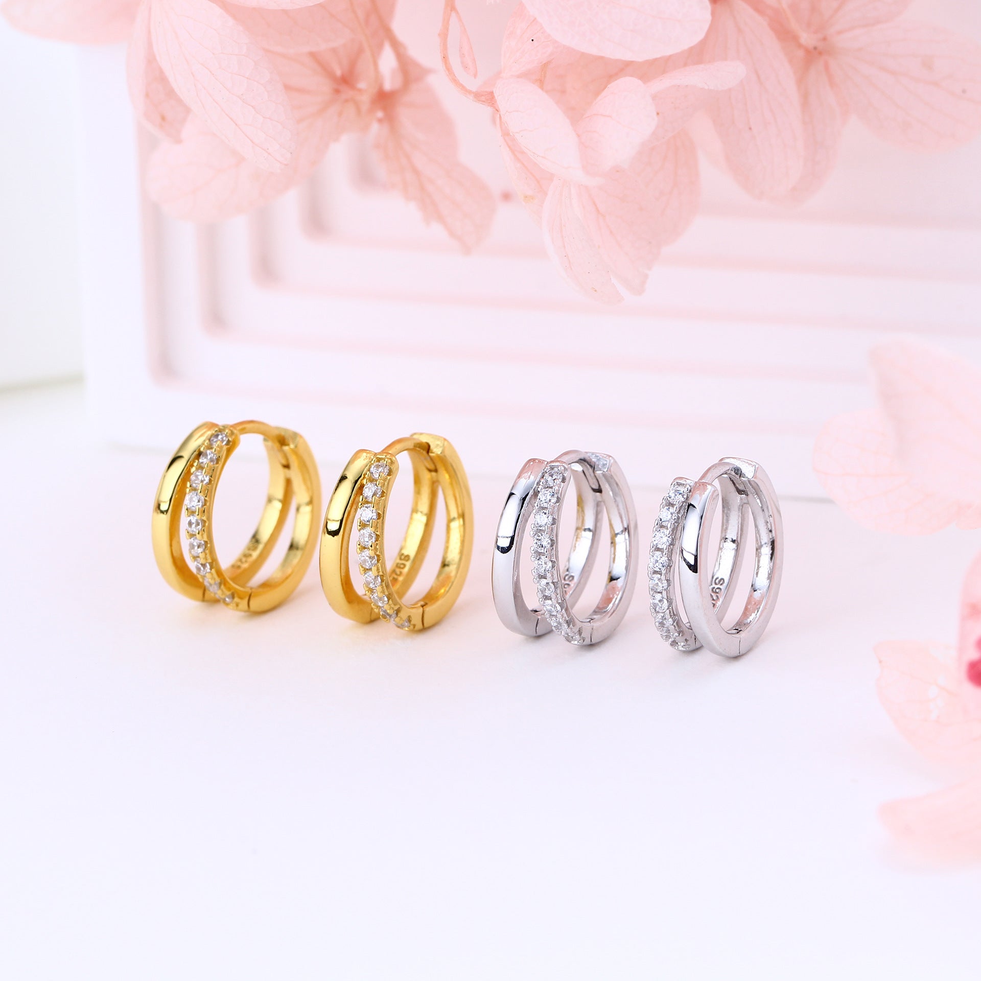 Damen Ohrringe mit funkelndem Zirkonbesatz und modernem Design Shop Nory