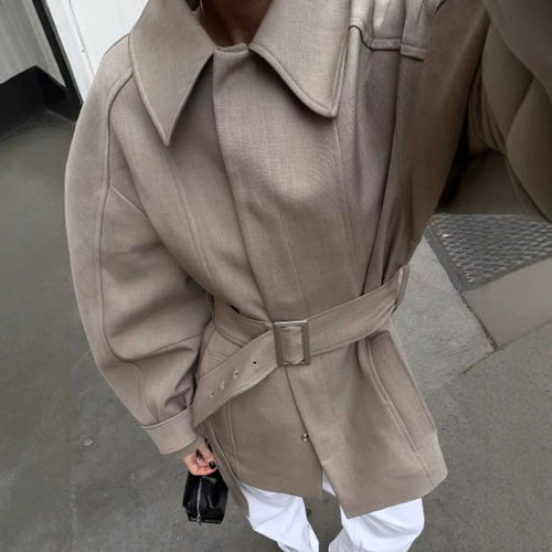 Damen Kurztrench mit Taillengürtel, überschnittener Schulter und voluminösen Ballonärmeln Shop Nory