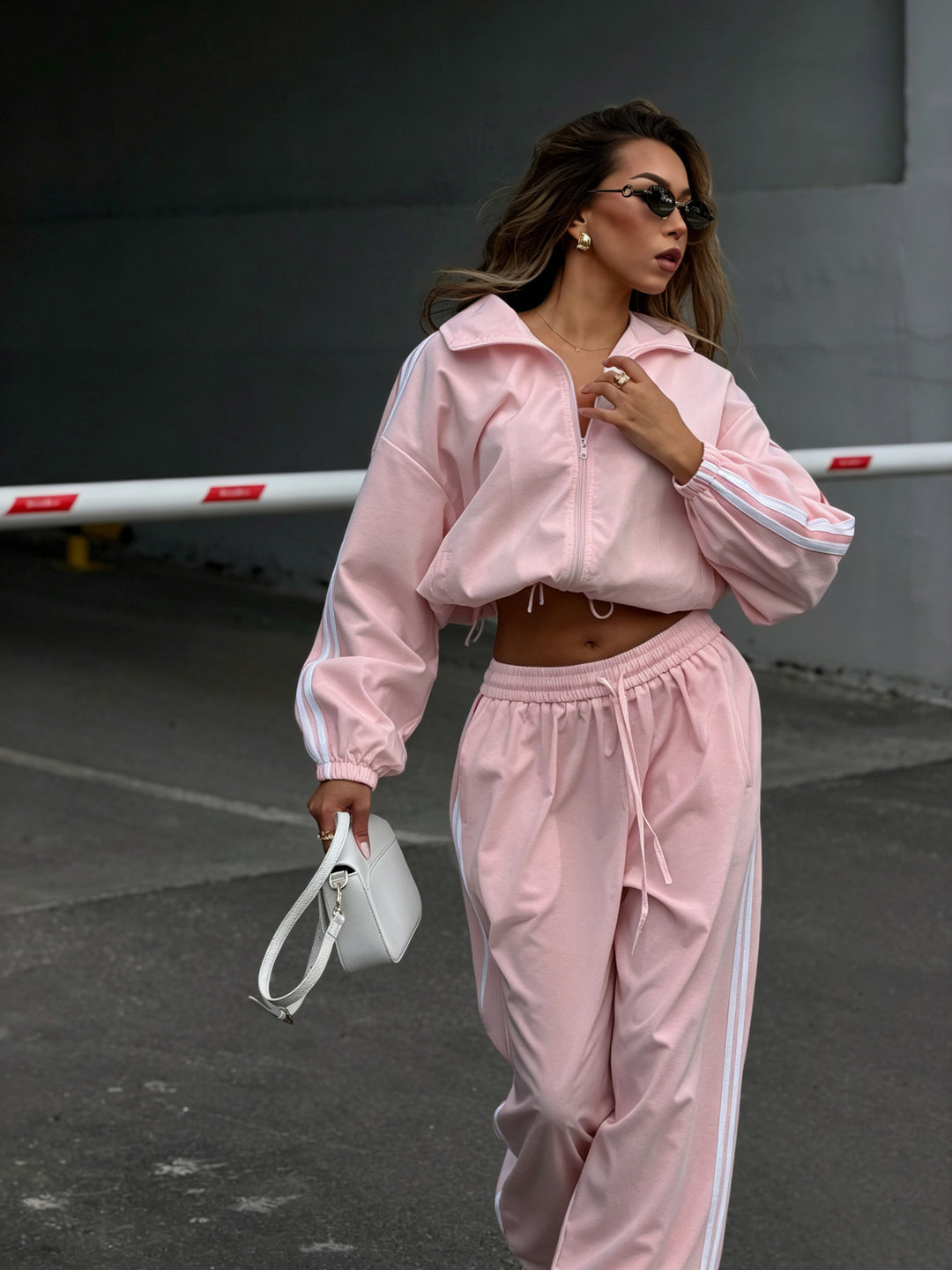 Damen Oversized kurz geschnittene Trainingsjacke und taillenhohe Jogginghose Set mit Seitenstreifen Shop Nory