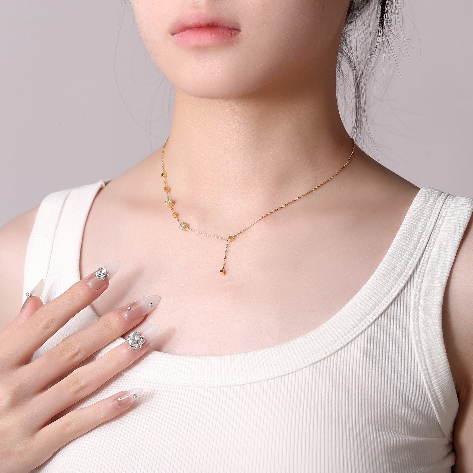 Damen Halskette mit elegantem, mehrreihigem Design und funkelnden Kristallelementen Shop Nory