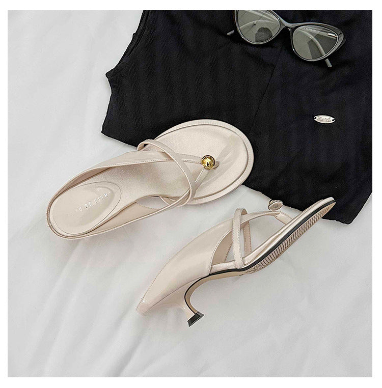 Damen Elegante Mule‑Sandalette mit Zehenring, filigranen Riemchen und sculpted Kitten‑Absatz Shop Nory