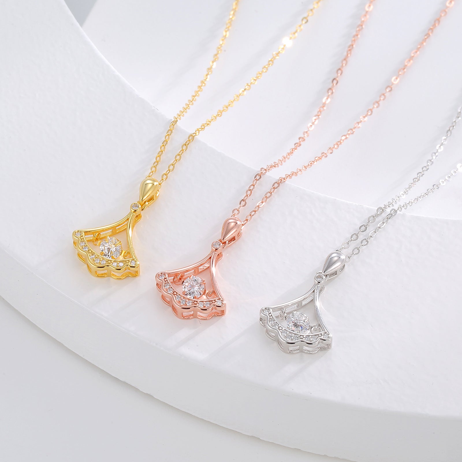 Damen Halskette mit kunstvollem Anhänger und funkelnden Swarovski-Kristallen Shop Nory