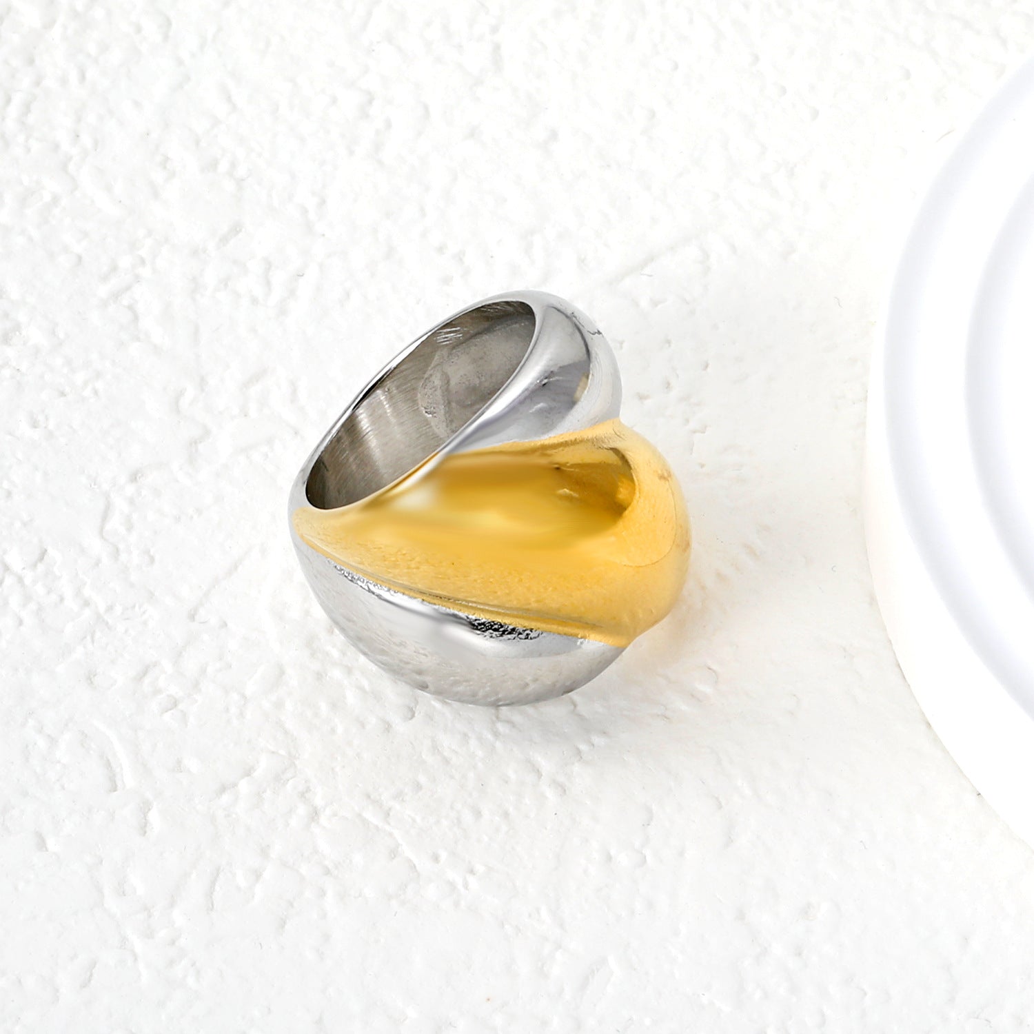 Damen Ring mit zeitlosem, geschwungenem Design aus hochwertigem Edelstahl und elegantem Goldakzent Shop Nory