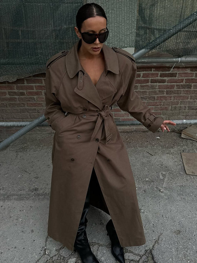 Damen Maxilanger Trenchcoat mit betonter Schulterpartie, doppelter Knopfleiste und Bindegürtel Shop Nory