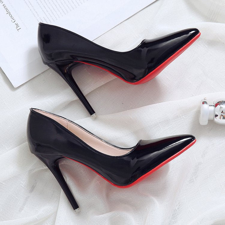 Damen Hochglänzende spitz zulaufende Lackpumps mit schmalem Stilettoabsatz und kontrastsohle Shop Nory