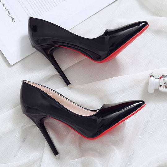 Damen Hochglänzende spitz zulaufende Lackpumps mit schmalem Stilettoabsatz und kontrastsohle Shop Nory