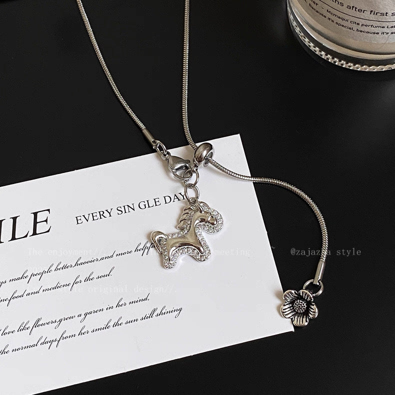 Damen Halskette mit funkelndem Einhorn-Anhänger und süßem Blumenmotiv Shop Nory