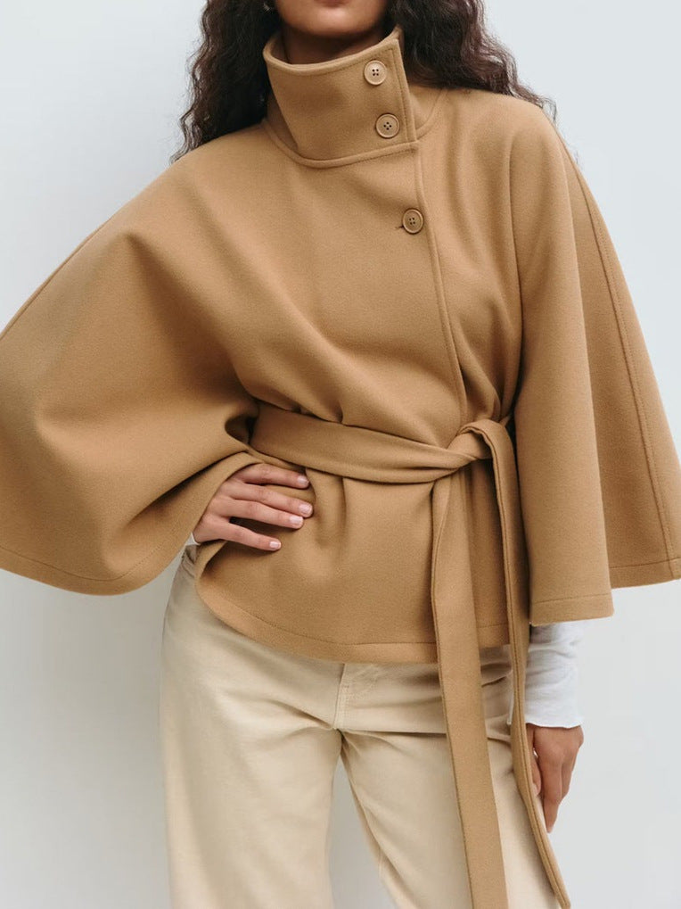 Damen Weit geschnittener Cape-Mantel mit hohem Stehkragen, Knopfleiste und Bindegürtel Shop Nory