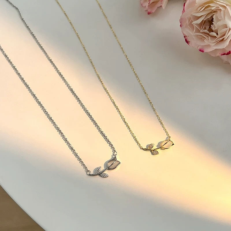 Damen Halskette mit elegantem Blatt- und Blütenanhänger Shop Nory