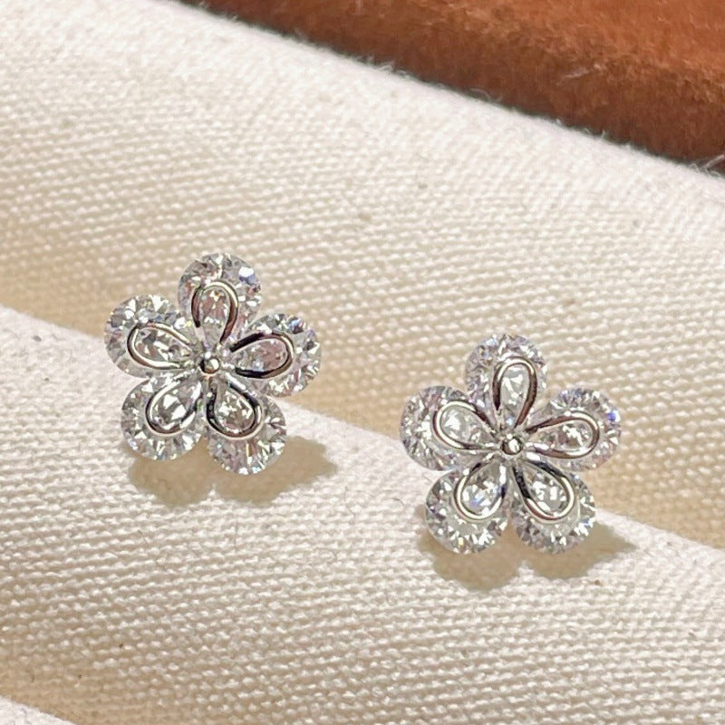 Damen Zarte Halskette mit floralem Anhänger und funkelnden Zirkonia Shop Nory