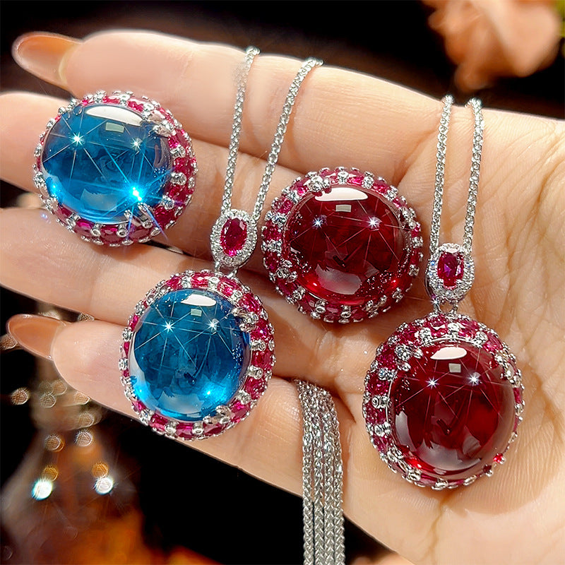 Luxuriöse Cabochon-Topas-Anhänger-Halskette mit Halo-Rubin-Akzenten