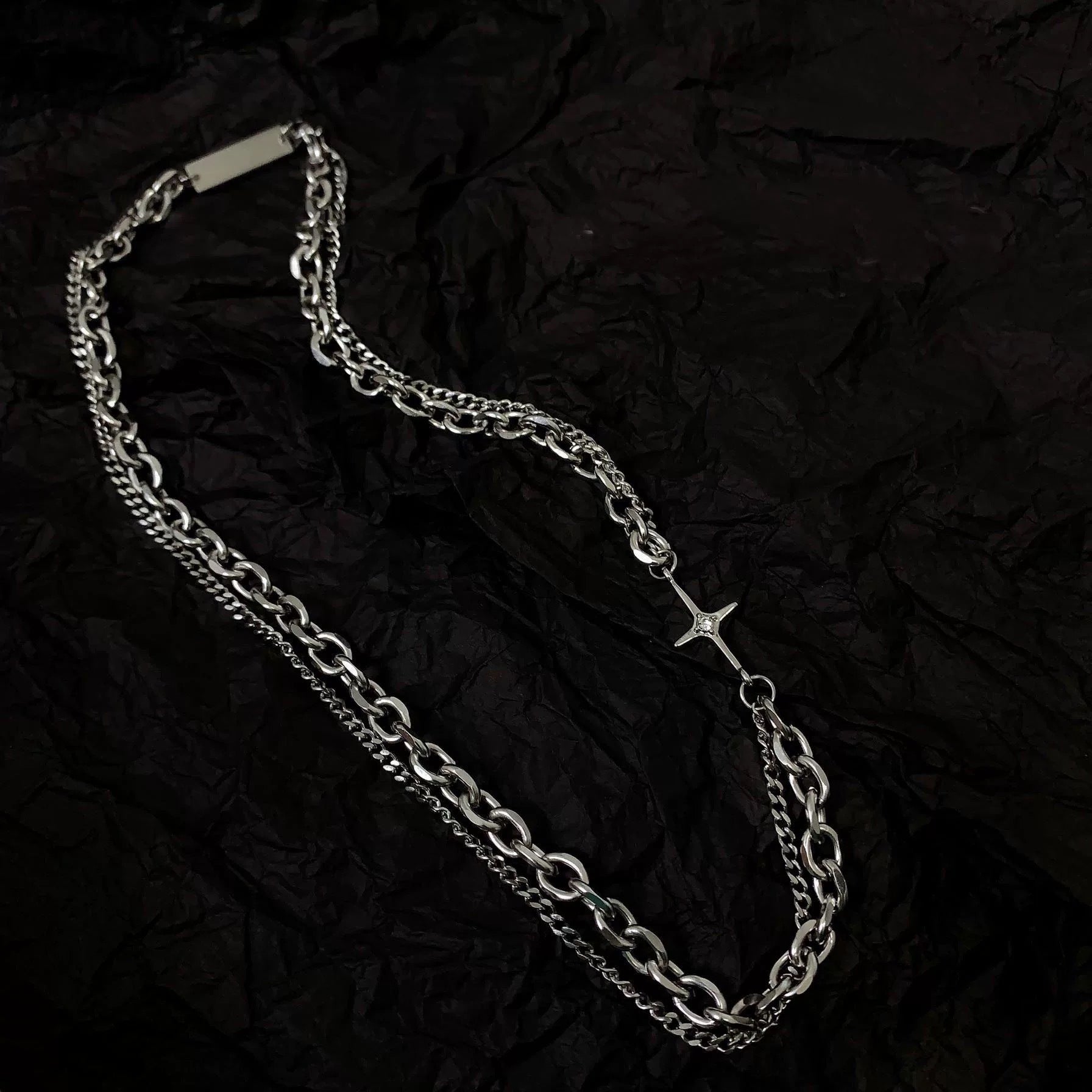 Damen Halskette mit modernem, mehrlagigem Design und funkelndem Sternanhänger Shop Nory