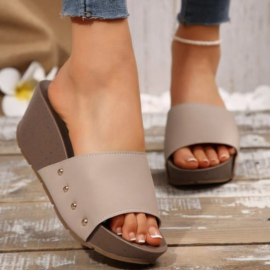 Damen Keil-Pantoletten mit breitem Riemen, Nietenakzent und ergonomischer Keilsohle Shop Nory