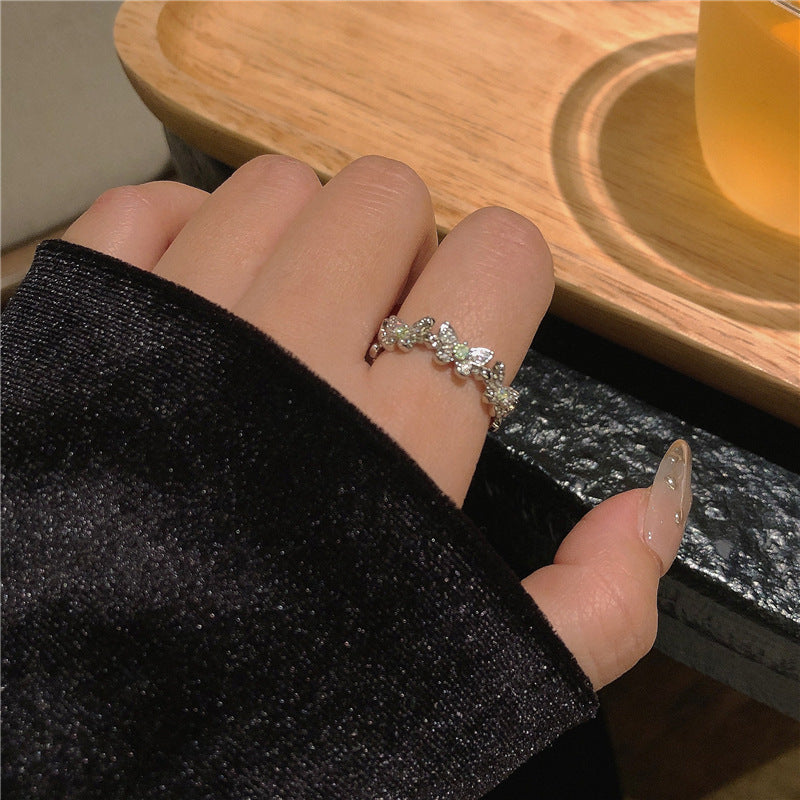 Damenring mit glänzenden Kristallakzenten und floralem Design Shop Nory
