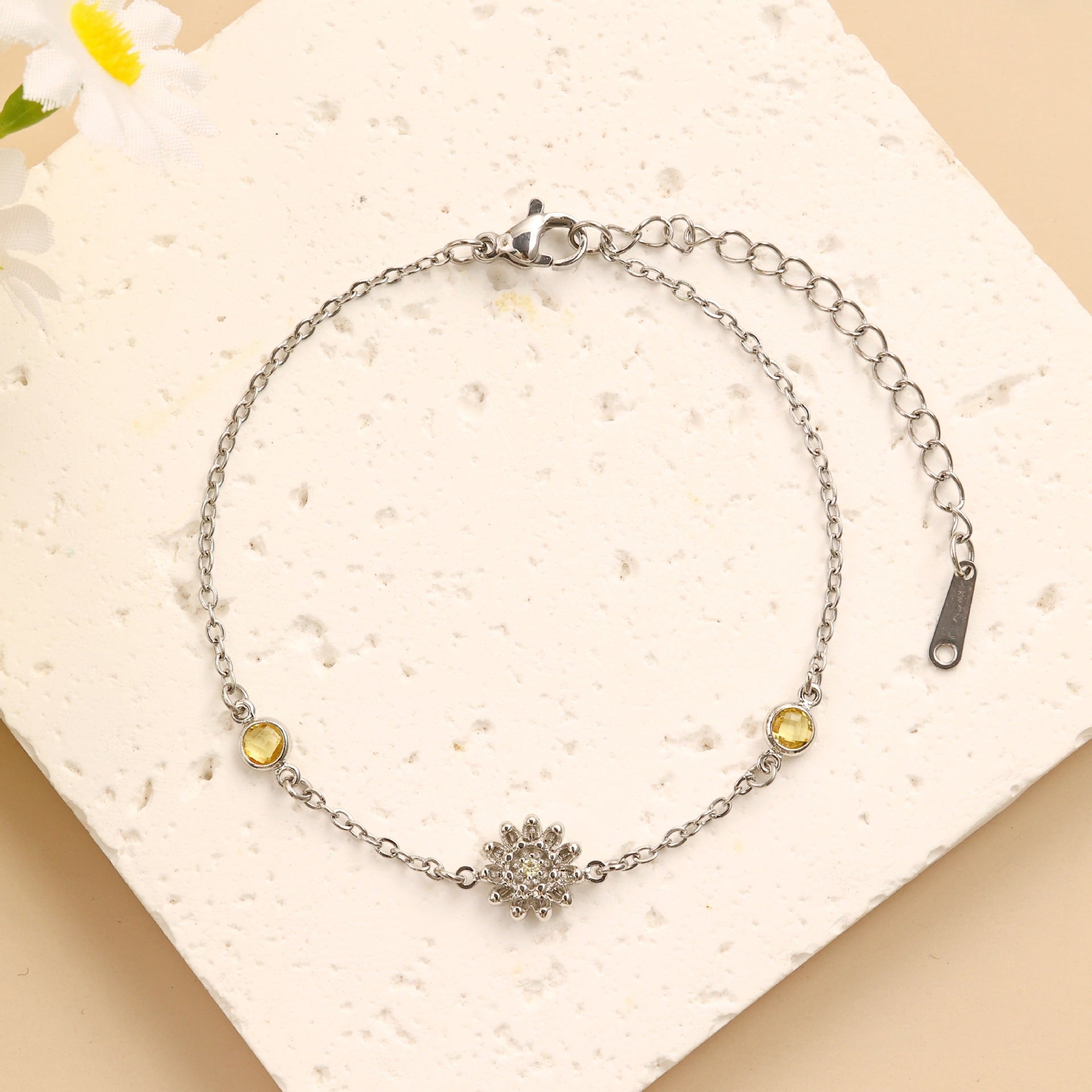 Damen filigranes Armband mit floralem Design Shop Nory