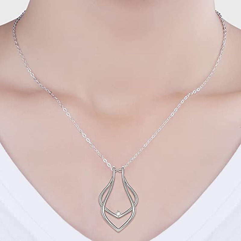 Damen Halskette mit elegantem, geschwungenem Anhänger und funkelndem Zirkonia Shop Nory