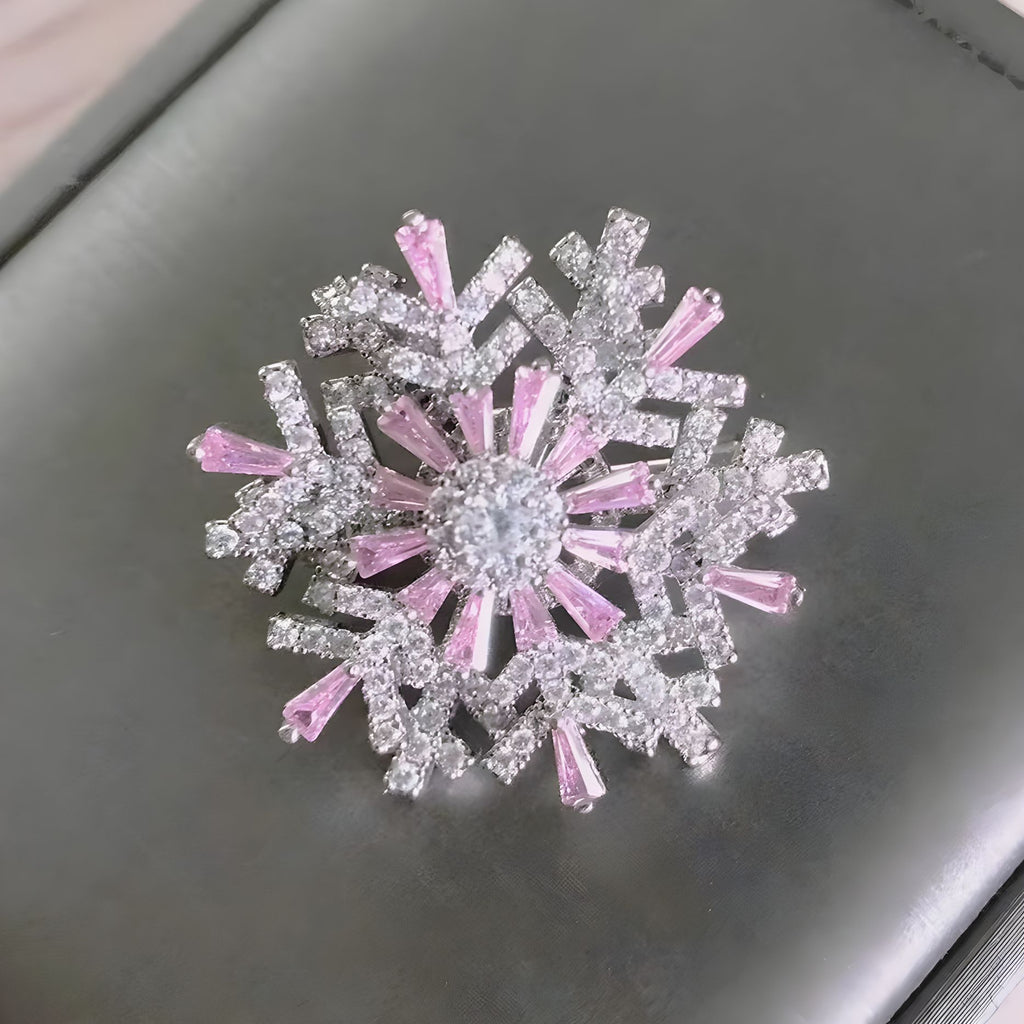 Elegante Kristallbrosche Im Schneeflocken-Design mit Tropfenförmigen Ziersteinen
